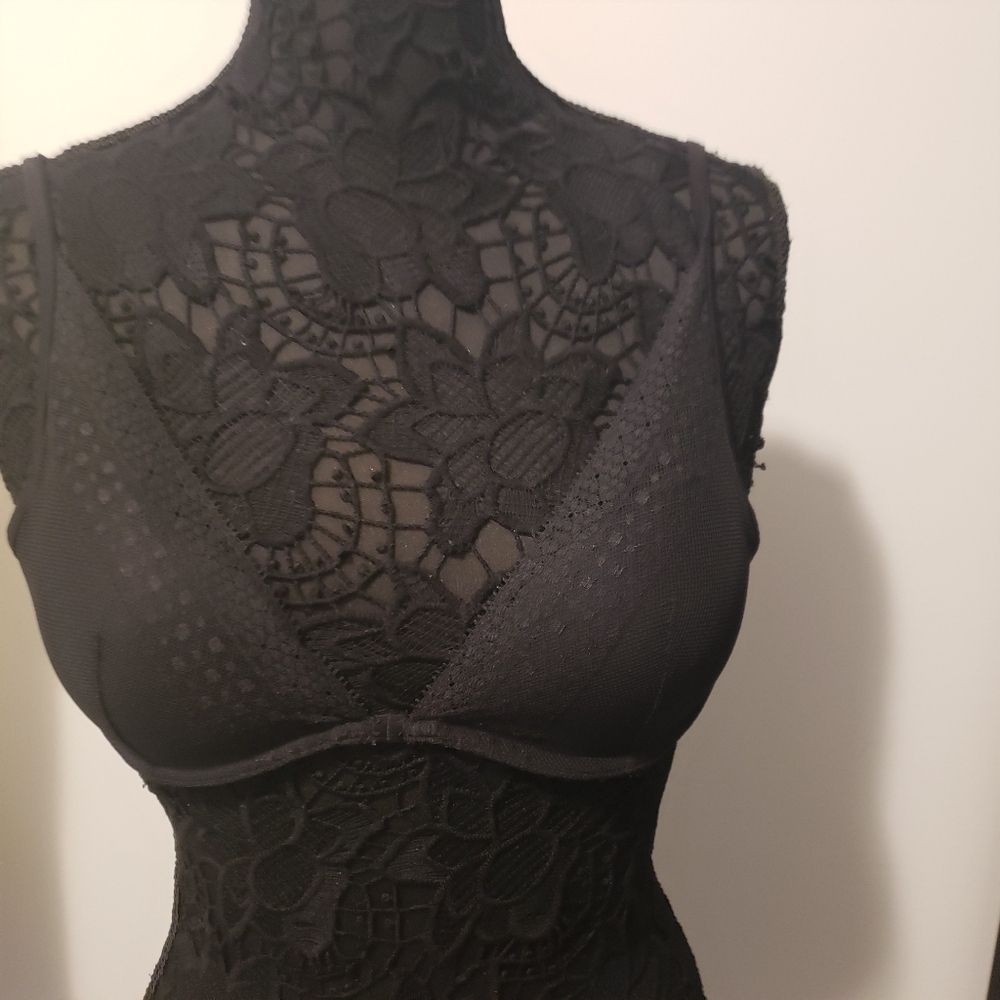 Victoria’s Secret Black Lace Plunge Bra Size 32D